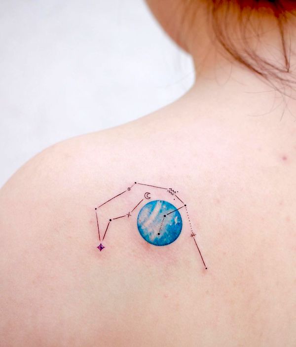 Un tatuaggio di Saturno con la costellazione dell'Acquario sulla scapola di @donghwa_tattoo