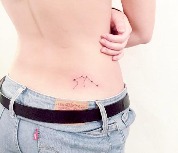 Tatuaggio minimalista di una costellazione sull'anca di @kaketattoos
