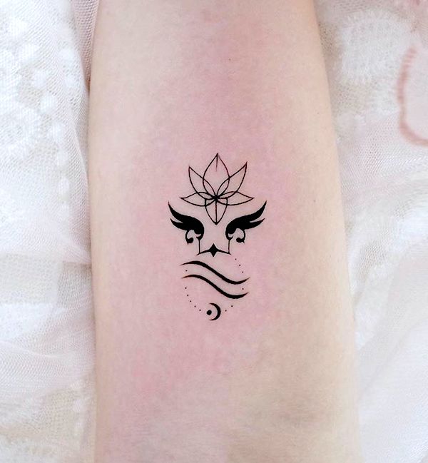 Un tatuaggio simbolo che combina Urano, Acquario e loto di @kissa.tattoo