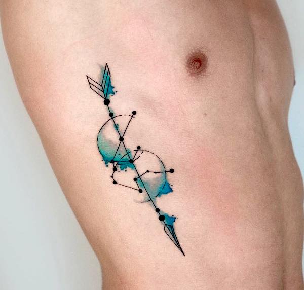 Tatuaggio a forma di freccia acquerellata sul lato della costola di @koray_karagozler