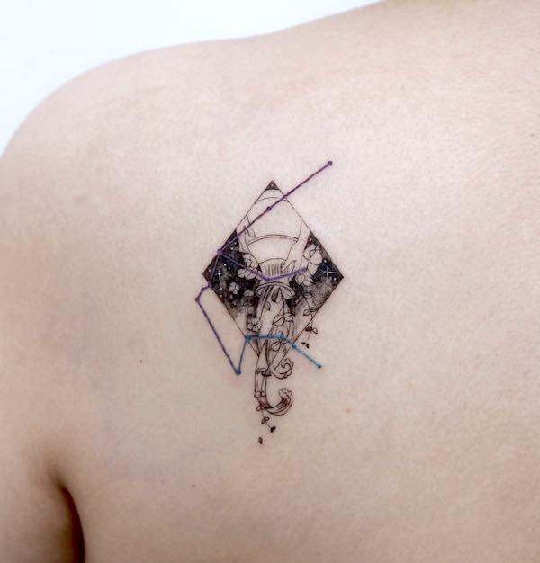 Tatuaggio di un vaso rovesciato sulla scapola realizzato da @tattooist_sigak