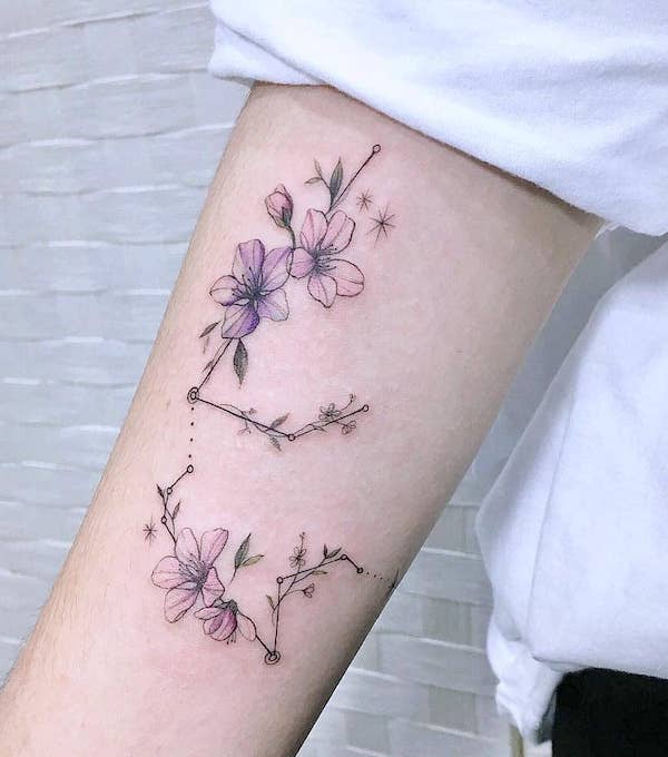 Un tatuaggio della costellazione floreale dell'Acquario di @tattoosphera