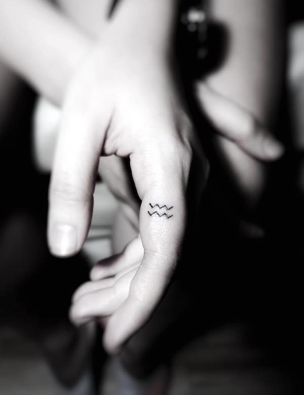 Un piccolo tatuaggio sulle dita dell'Acquario di @paintedsister
