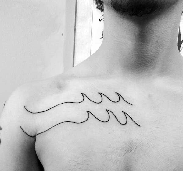 Tatuaggio maschile con simbolo dell'Acquario contorto sulla parte superiore del petto by @juanortiztattoo