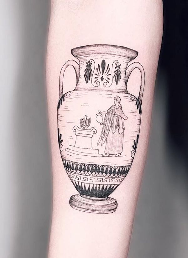 Il tatuaggio di un mitico vaso d'acqua di @antstattoo_danny