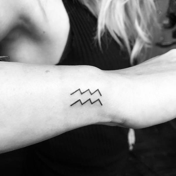 Un tatuaggio da polso minimalista per le donne dell'Acquario di @yaseminkarakaya