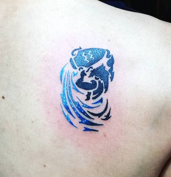 Un tatuaggio sulla scapola dell'Acquario con colori straordinari di @khristianismo