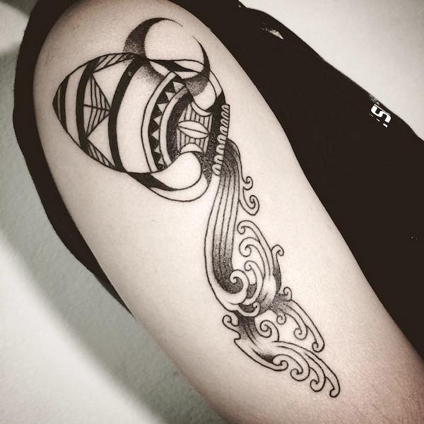 Un tatuaggio tribale sulla manica di Water Bearer di @mositvrv