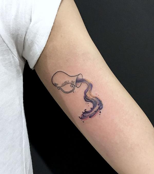 Un simpatico tatuaggio sul bicipite per le donne dell'Acquario di @ferdylawless