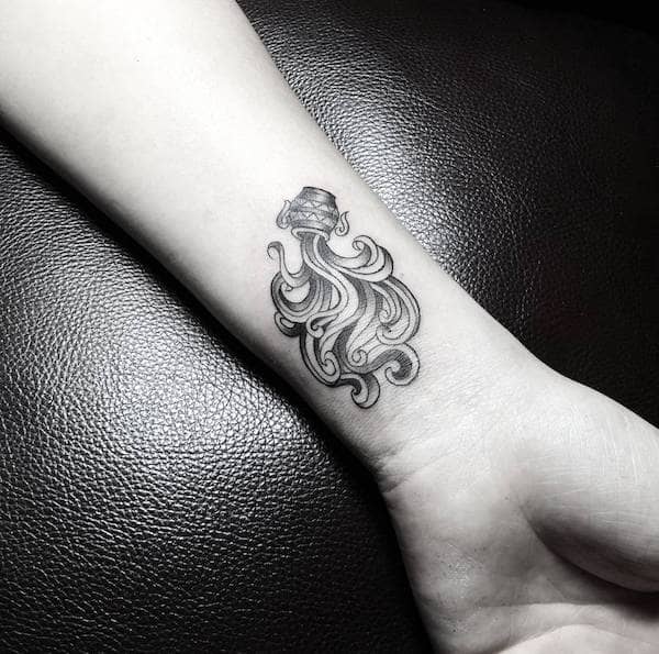 Un tatuaggio dettagliato del Portatore d'Acqua che scorre sul polso da @eck.tattoo