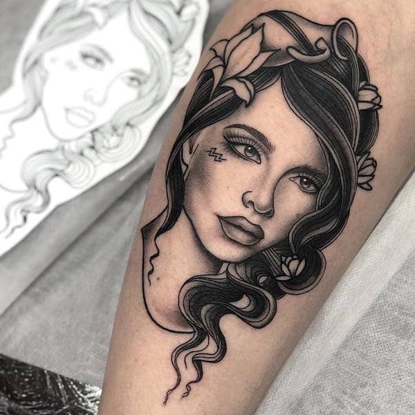 Un intricato ritratto del Portatore d'Acqua realizzato da @cheri_may_tattoos
