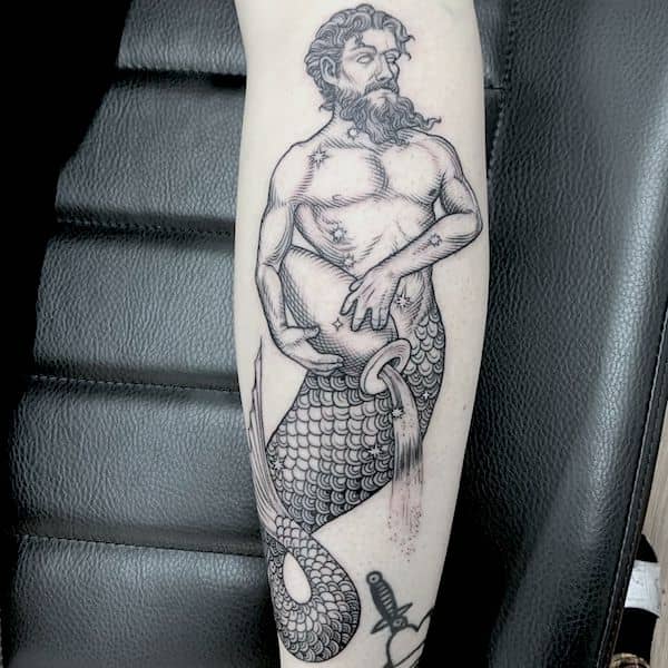 Il tatuaggio sull'avambraccio del Tritone Portatore d'Acqua di @samrulz