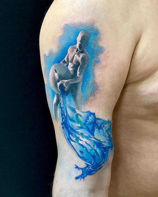 Un tatuaggio realistico sulla manica del Portatore d'Acqua per gli uomini dell'Acquario di @zbyszkoniemirowski