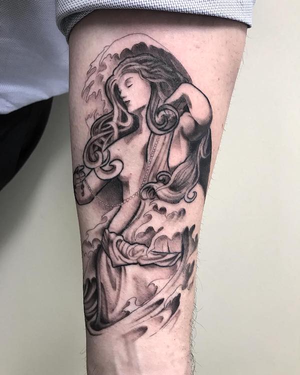 Dea del mare - un intricato tatuaggio sull'avambraccio di @ronangibney