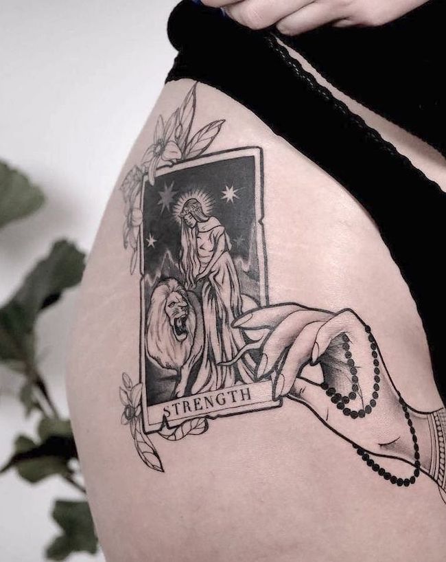 Tatuaggio con i tarocchi della forza da @thorns.ta2_.ideas