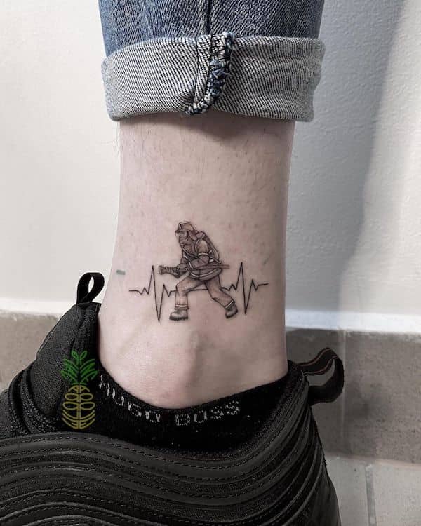 Piccolo tatuaggio sulla caviglia per i vigili del fuoco di @tattoo_pineapple