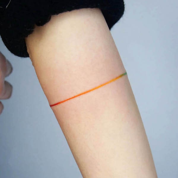 Tatuaggio Rainbow line armband di @tattooist_mate