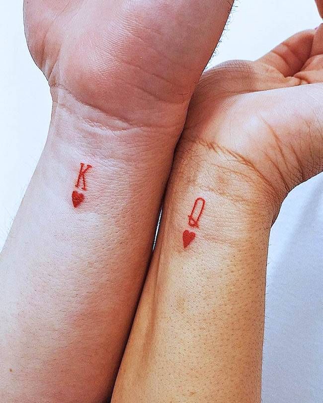 Tatuaggio del polso del re e della regina di @timelessinktoronto - Tatuaggi minimalisti per coppie