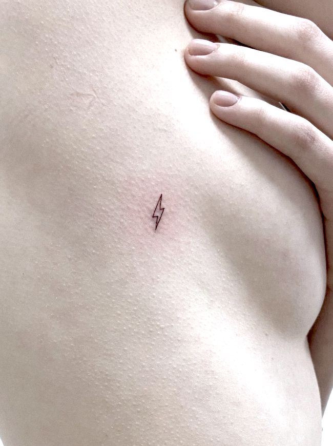 Tatuaggio di un piccolo fulmine di @yanalavskaya