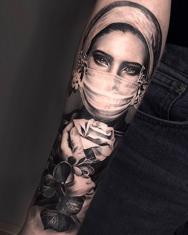 Realismo infermiera braccio tatuaggio da @klara_tattooart