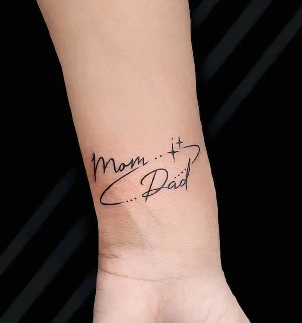 Tatuaggio del polso di mamma e papà di @royal_tattoostudio