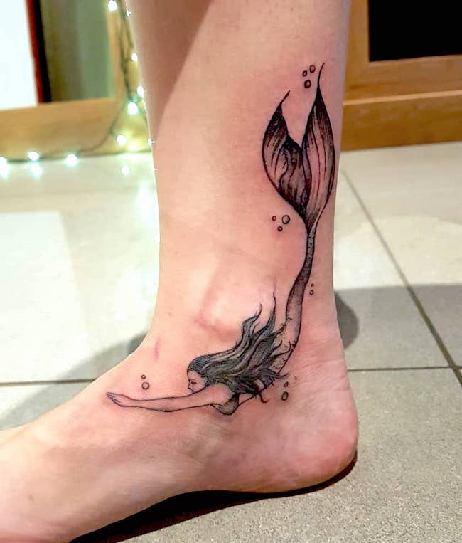 Un tatuaggio alla caviglia in movimento @artangell