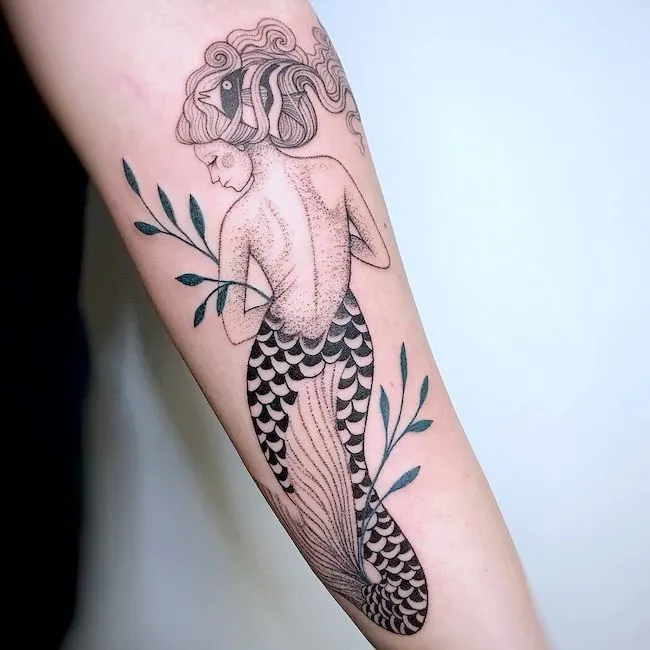 Principessa del mare - Tatuaggio a forma di sirena di @anicorvus
