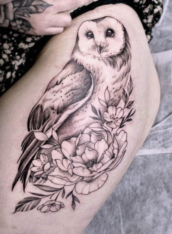 Bellissimo tatuaggio di gufo sulla coscia di @stygmat_tattoo