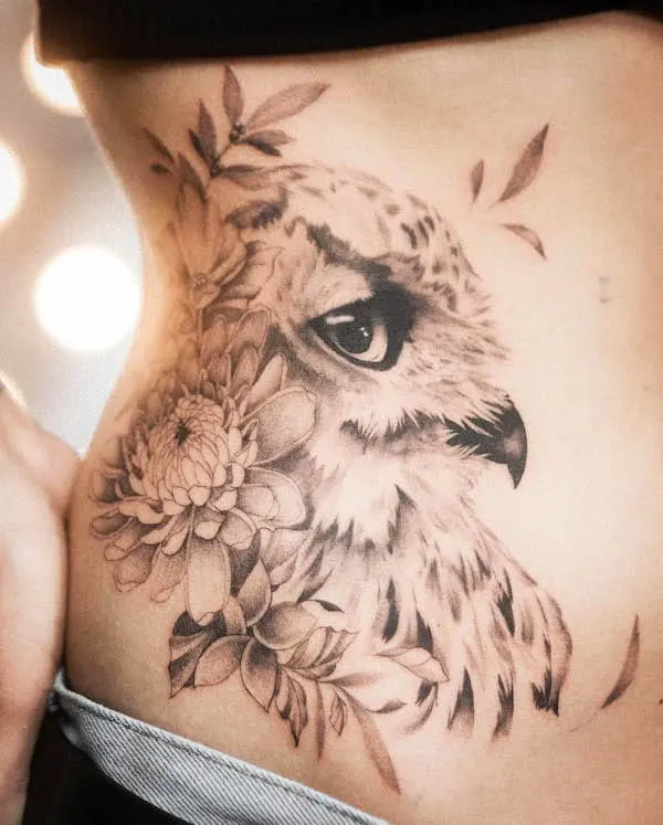 Tatuaggio di gufo e fiori di @markoff_tattoo dal realismo sorprendente