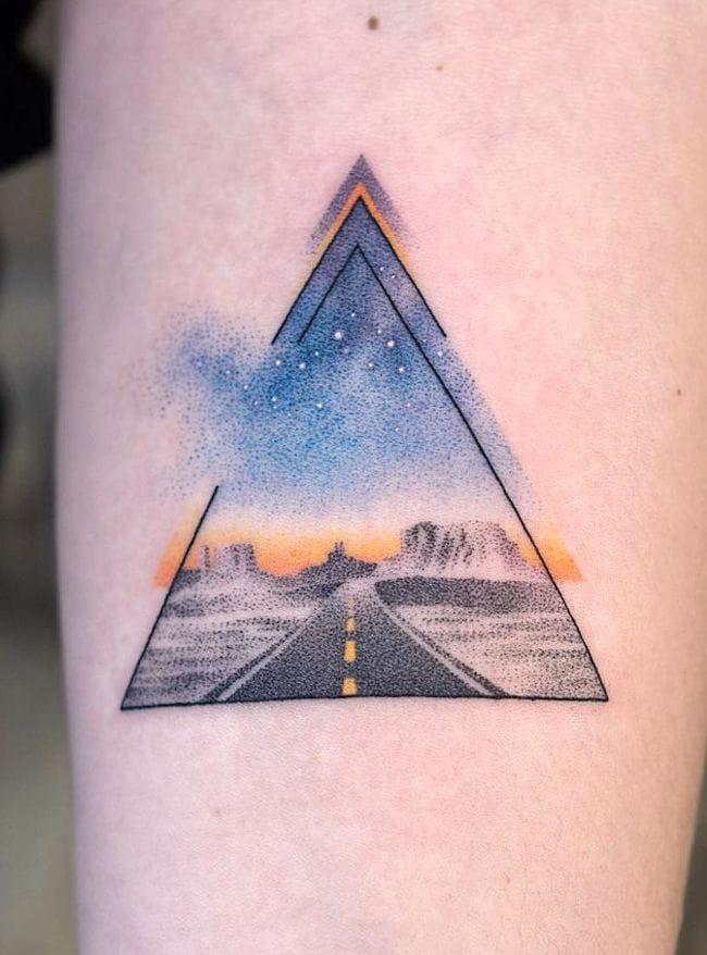 Tatuaggio triangolo Hit the road di @pejczi