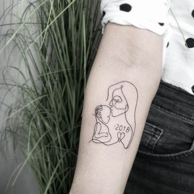 Tatuaggio minimalista sull'avambraccio per la mamma di @monika_frks