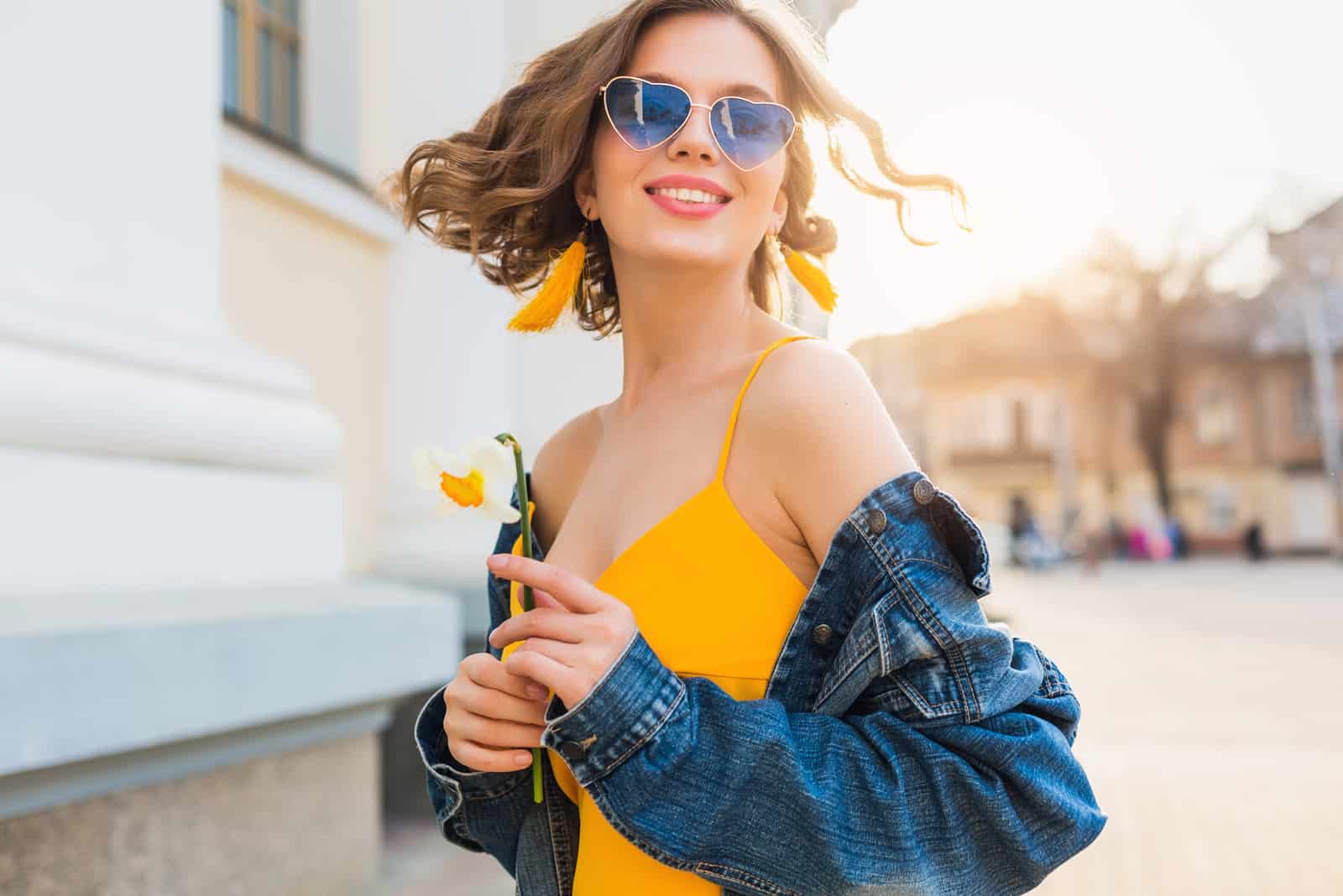 bella donna con capelli ondeggianti che sorride