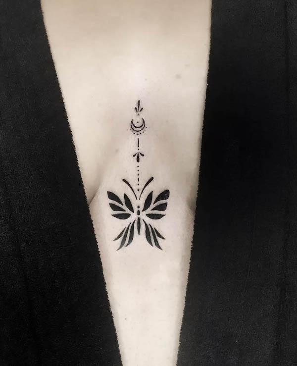 Tatuaggio astratto nero con farfalla tra le tette di @palakk_m