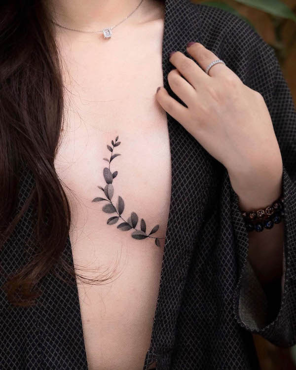 Tatuaggio di tette con foglie piccole di @newtattoo_qiqi