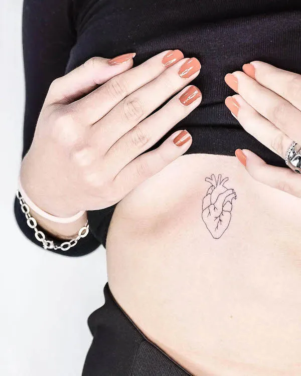 Tatuaggio a cuore battente tra le tette di @_thinkdifferent