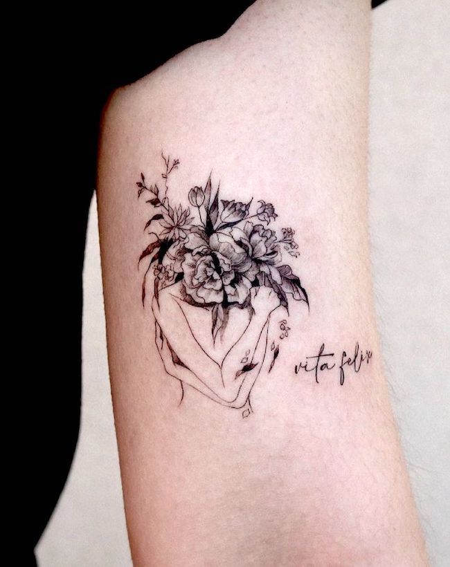 Tatuaggio promemoria sull'amore per se stessi di @tattooist_sigak