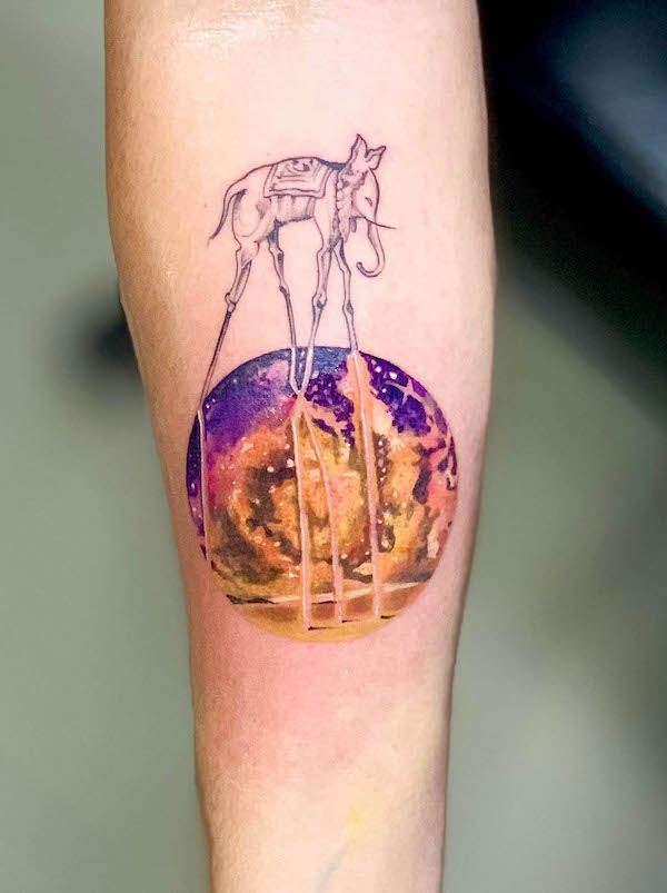 Stravagante elefante di Dalì tatuato da @topotattoo