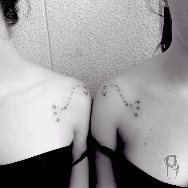 Tatuaggi zodiacali sulle spalle per gemelli di @romero.tattoo