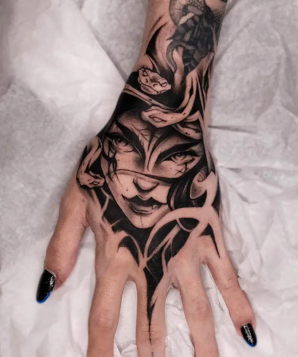 Tatuaggio della mano della Medusa feroce di @gustavoblenc
