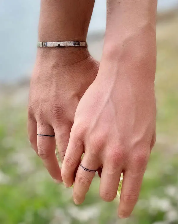 Tatuaggi di fedi nuziali a linea semplice di @joji.93