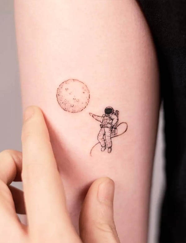 Piccolo tatuaggio di astronauta e luna di @handitrip