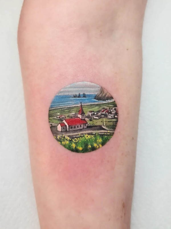 Tatuaggio di paesaggio islandese di @leehumphs_tattooer