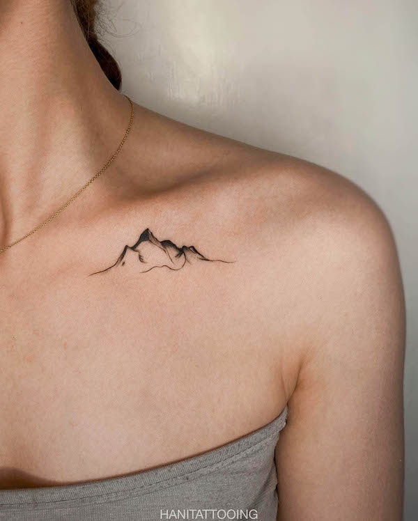Piccolo paesaggio tatuato sulla clavicola da @hanitattooing