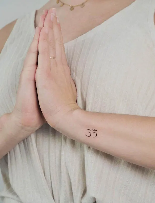 Tatuaggio con simbolo om yoga di @vanngucci