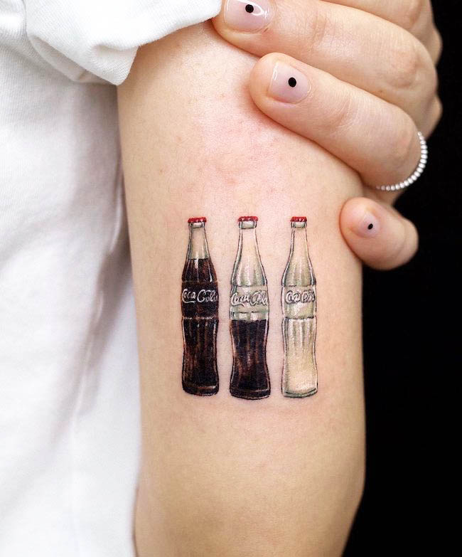 Tatuaggio Coca Cola di @soosoo.tattoo