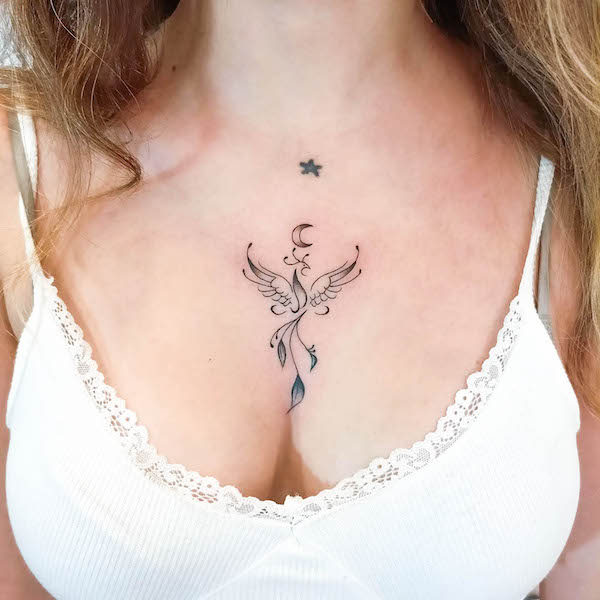 Tatuaggio carino del petto della fenice da @ink.canart