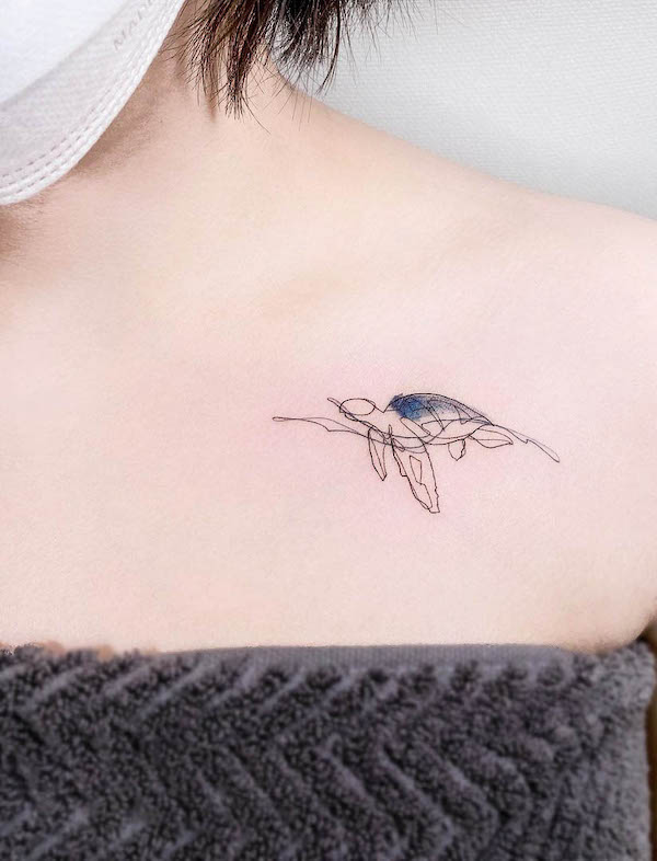 Tatuaggio astratto della clavicola di tartaruga di @imfine_tat