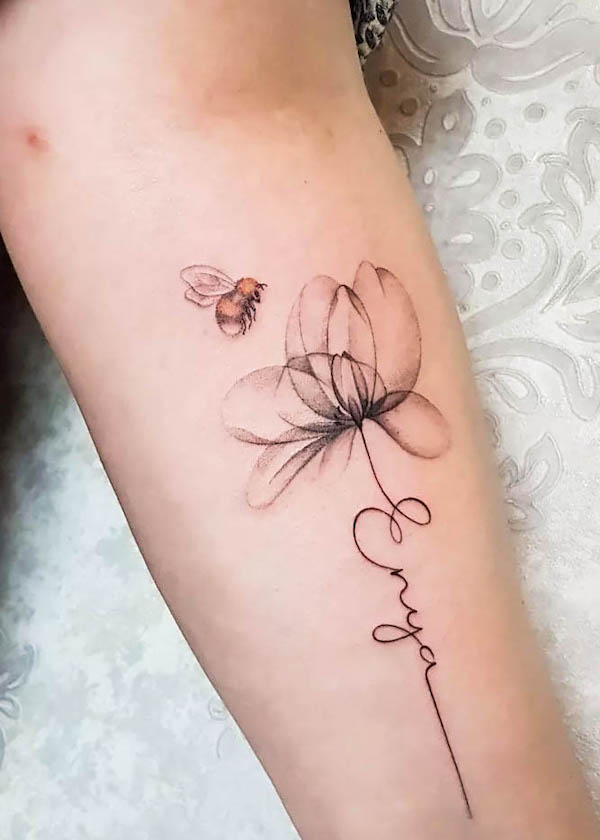 Tatuaggio con nome di ape di @tattooartist_kim_manthey