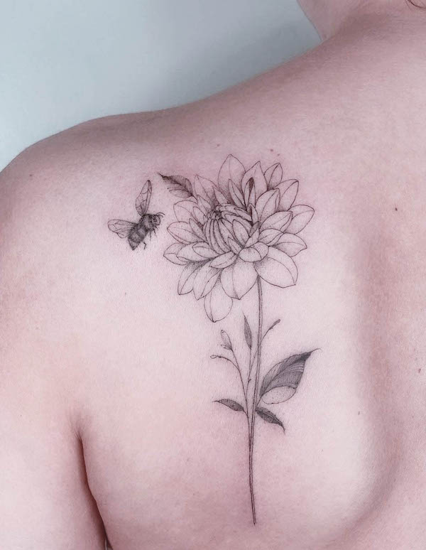 Tatuaggio ape e fiore sulla scapola by @carinsilver_physalistattoo_