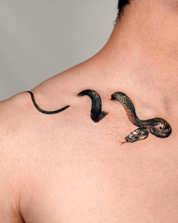 Tatuaggio della clavicola a forma di serpente by @stuffie.ink